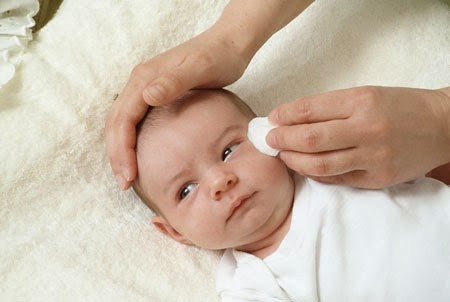 Có nên ngoáy lỗ ghèn để vệ sinh mắt?