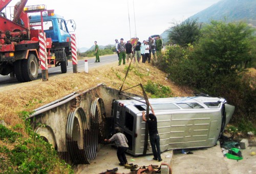 Ôtô khách lao xuống hố, 16 người bị thương