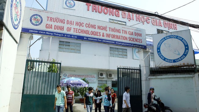 Bán trường hàng loạt