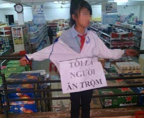 Xôn xao bức ảnh nữ sinh nhỏ tuổi bị trói vì ăn trộm