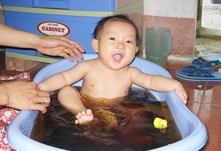 Nên tắm khi bé bị sởi?