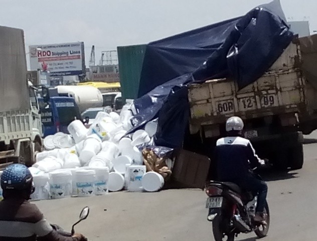 Hàng trăm thùng hóa chất đổ xuống đường gây kẹt xe