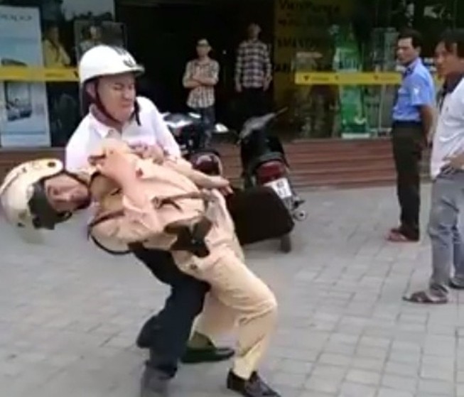 Khởi tố vụ án, bắt giam nam thanh niên hạ gục CSGT trên đường