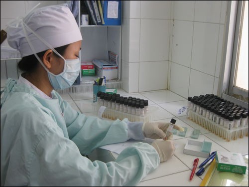 Luật “bỏ quên”, dược sĩ làm xét nghiệm… chui