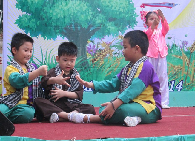 Ngộ nghĩnh nghe trẻ mầm non hát dân ca