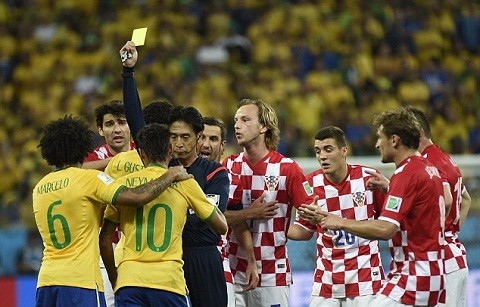 Sự cố trọng tài trận khai mạc: Croatia dọa bỏ giải. 'Một scandal cho FIFA'