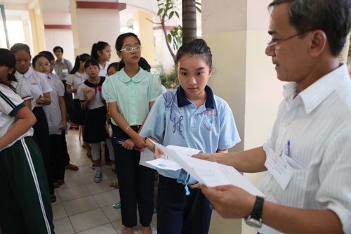Hàng ngàn học sinh luyện ngày, luyện đêm để thi vào… lớp 6