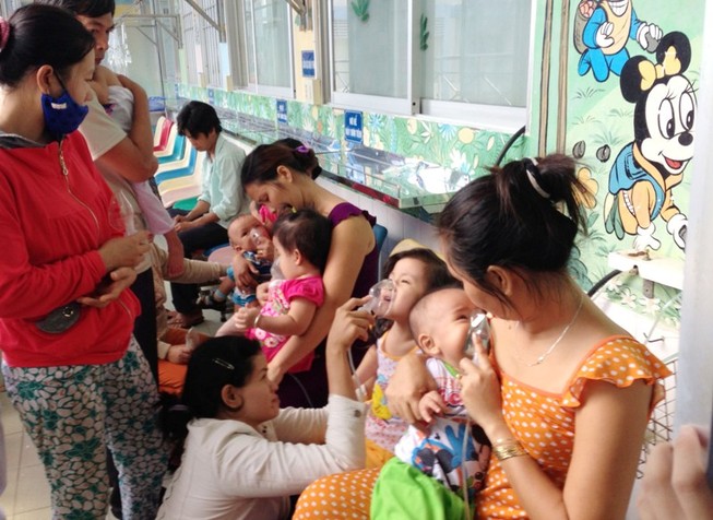 Thời tiết chuyển mùa, bệnh nhi kẹt cứng khoa hô hấp