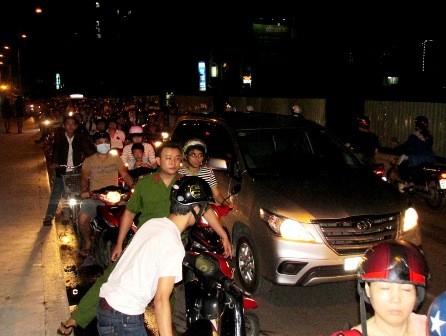 Xe máy tông taxi, giao thông trên cầu Thanh Đa tê liệt