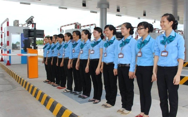 Nhân viên thu phí xinh đẹp xin… rác trên đường cao tốc