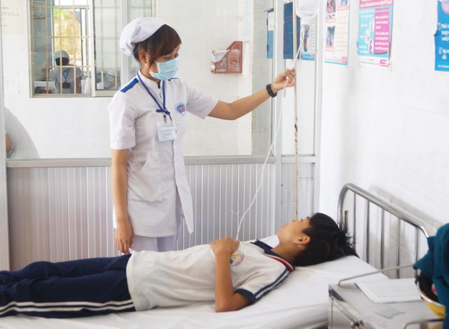 15 học sinh đau bụng, buồn nôn sau bữa cơm trưa