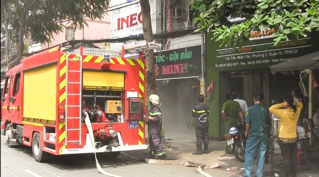 Cháy tiệm hớt tóc, nhân viên tá hỏa bỏ chạy