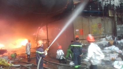 Sau tiếng nổ lớn, hỏa hoạn thiêu rụi xưởng gỗ