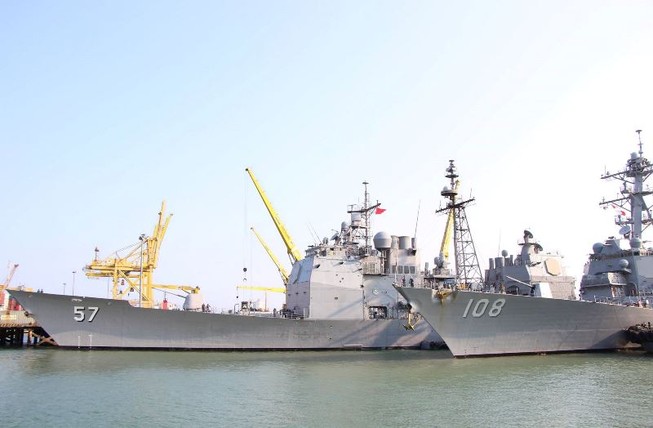Uy lực 2 chiến hạm hộ tống tàu sân bay Mỹ đến Đà Nẵng