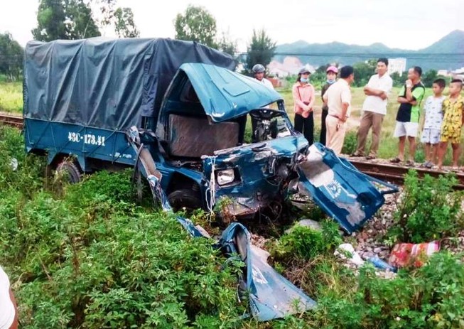 Tàu hỏa hất văng ô tô tải, 2 người đàn ông trọng thương