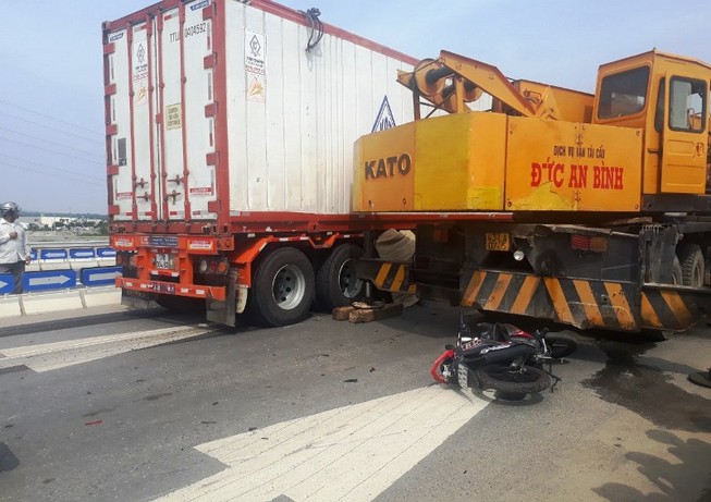 Người đàn ông bị container kéo lê trên cao tốc