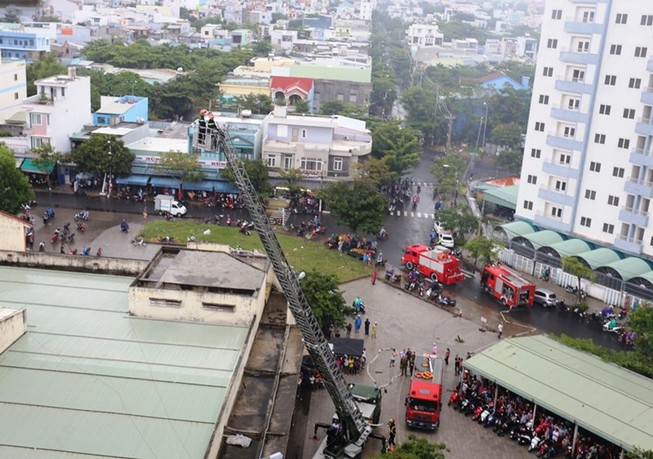Sau tiếng nổ, khói bốc lên trong căn hộ chung cư