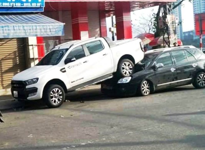 Ô tô bán tải lùi tông liên hoàn, 'cưỡi' lên đầu xe 7 chỗ