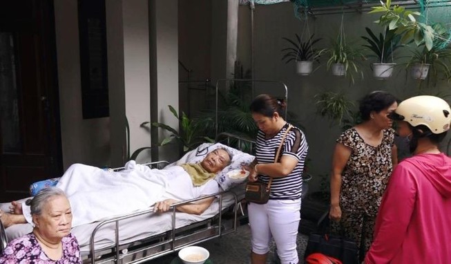 Cháy nhà, dân Đà Nẵng lao vào cứu cụ ông bị liệt