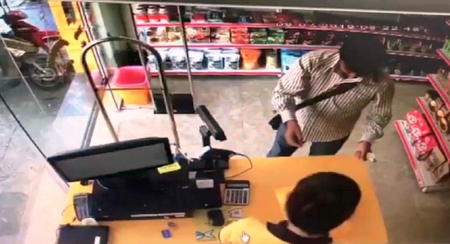 Người đàn ông nói tiếng Trung Quốc trộm tiền nhiều cửa hàng
