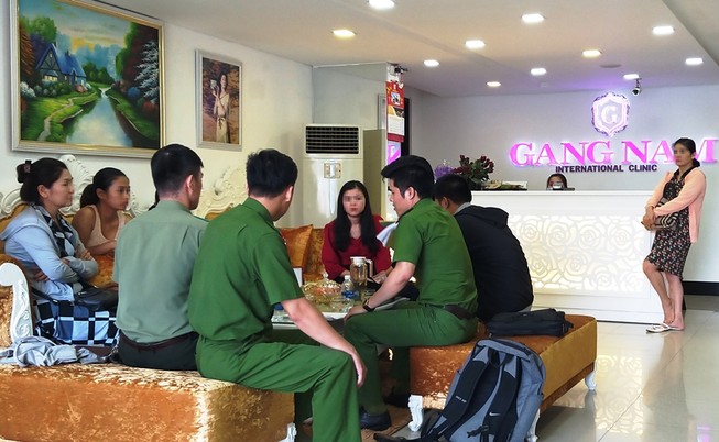 Làm đẹp không như ý, nhóm người đến thẩm mỹ viện đòi lại tiền