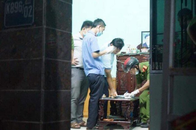 Hai vợ chồng sắp cưới nằm bất động bên sợi dây và dao