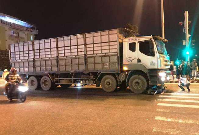 Quay đầu xe máy, người đàn ông bị ô tô tải cán tử vong
