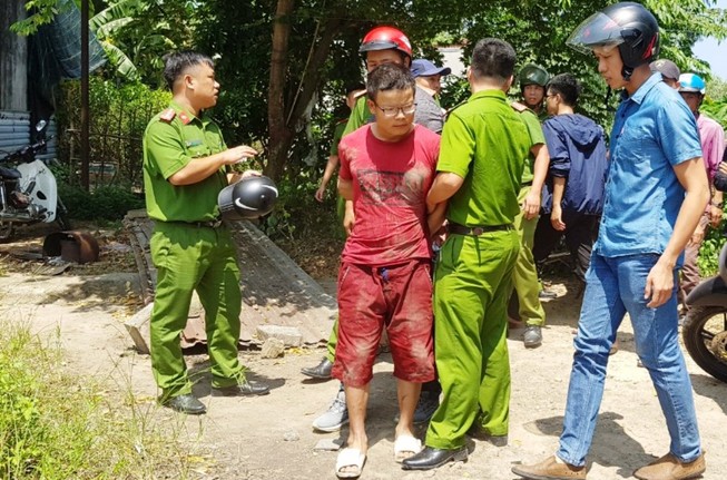 Kẻ cướp trốn vào nhà hoang, bị dân vây chặt bên ngoài