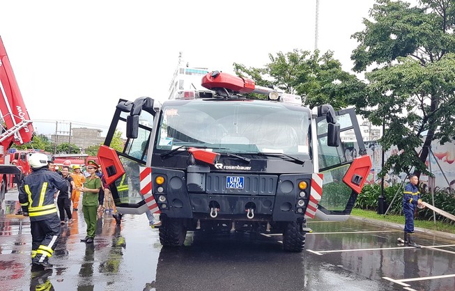 Xe chữa cháy triệu đô, trực thăng diễn tập tại Đà Nẵng