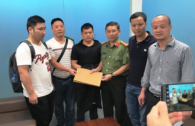 Bàn giao người đàn ông Trung Quốc trốn lệnh truy nã