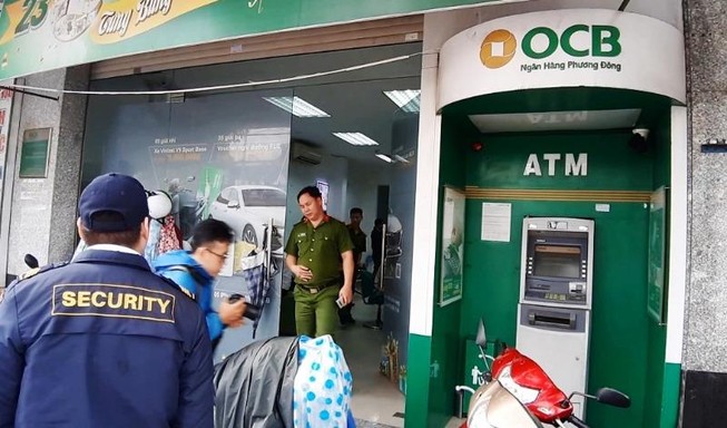 Trụ ATM ngân hàng ở Đà Nẵng bị kẻ bịt mặt cạy phá