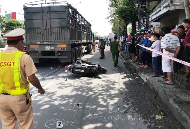 Xe đầu kéo bấm còi làm người phụ nữ ngã xe tử vong