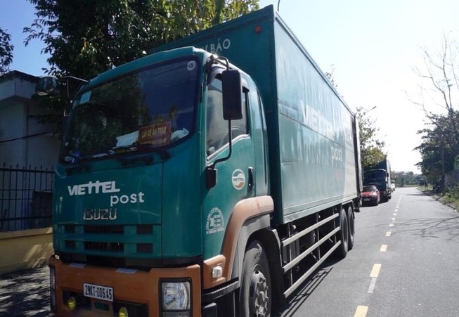 CSGT giữ 2 xe chở bưu phẩm vì nghi vận chuyển hàng lậu
