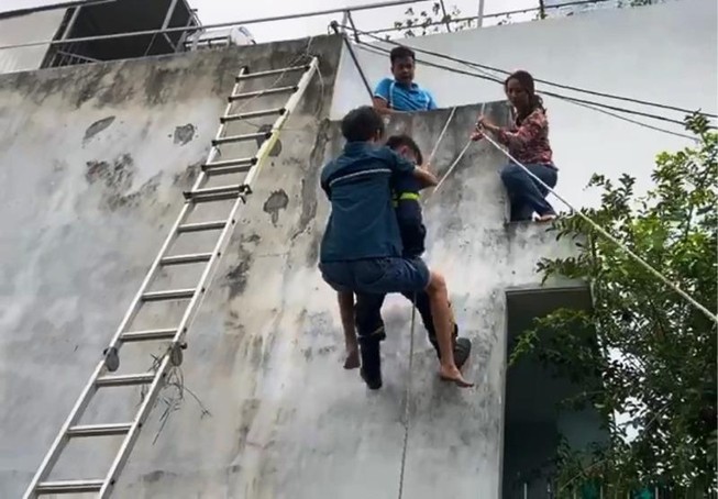 Cảnh sát đu dây cứu thiếu niên rơi từ tầng 5 ở Đà Nẵng