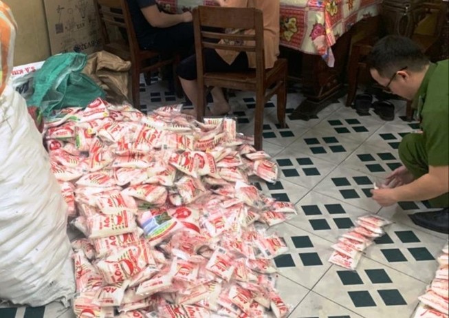 Bắt giữ 1 phụ nữ làm giả hạt nêm, bột ngọt giả ở Đà Nẵng