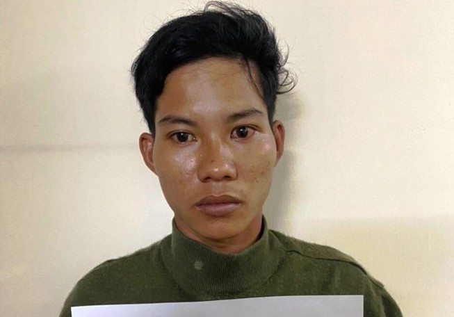 Đuổi bắt nam thanh niên chạy xe không biển số, giật dây chuyền