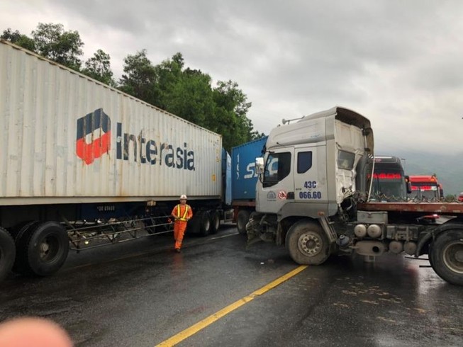 Container đâm vách núi, đường vào hầm Hải Vân kẹt cứng