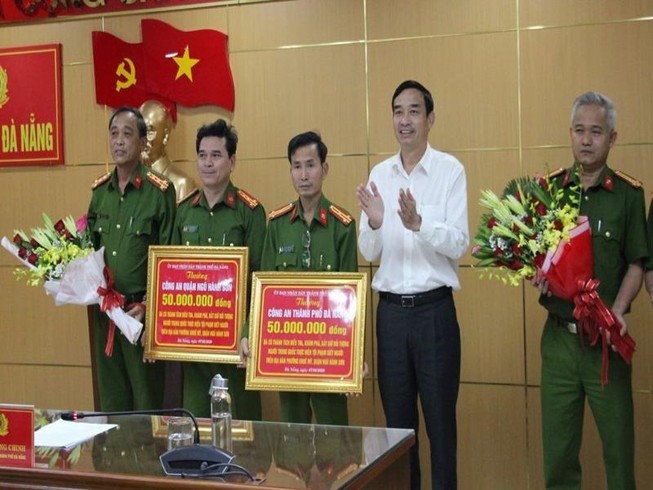 Thưởng nóng 100 triệu cho công an phá án vụ thi thể trong valy