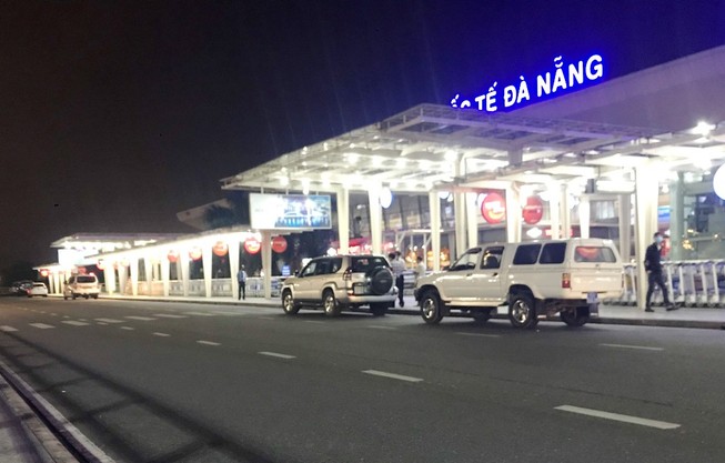 Khách trong diện cách ly lại được đưa ra sân bay Đà Nẵng