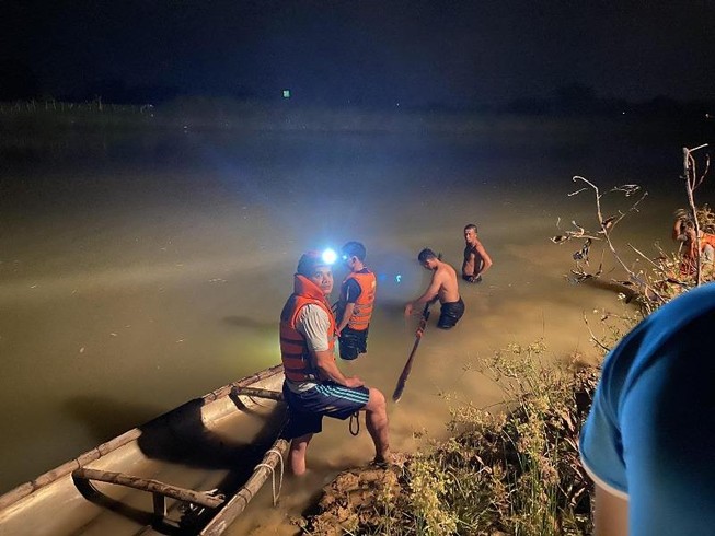 Dầm mưa lớn suốt đêm tìm thi thể nam sinh lớp 9 ở Đà Nẵng