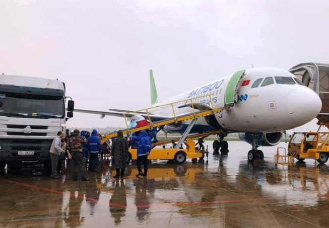 Dùng máy bay chuyển gấp hàng cứu trợ đến Quảng Bình