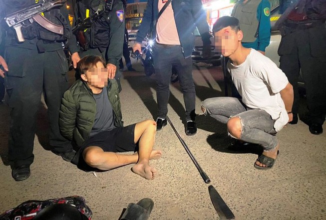 2 học sinh dùng dao phóng lợn chống trả cảnh sát