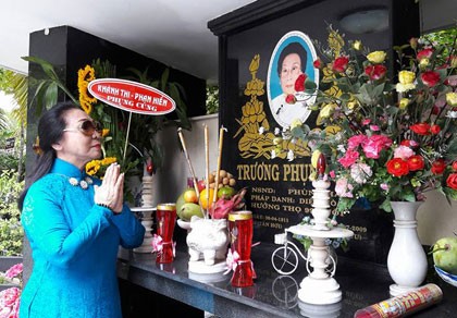 Đông đảo giới nghệ sĩ quy tụ về lễ tưởng niệm NSND Phùng Há
