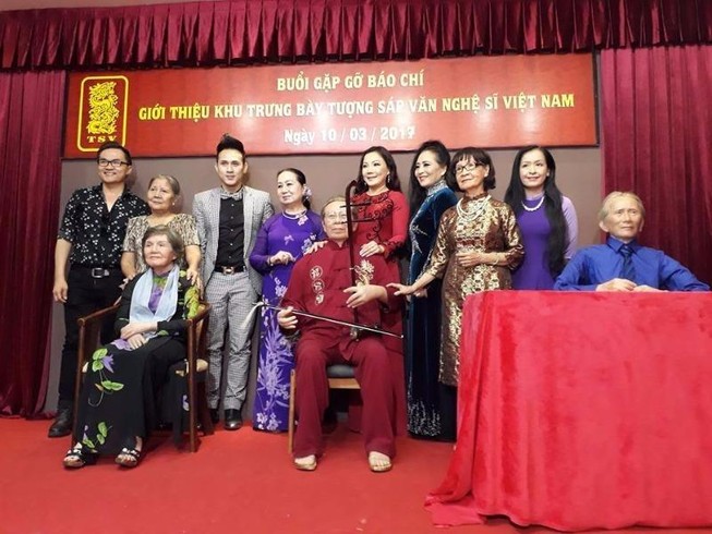Nghệ sĩ ngỡ ngàng ngắm tượng sáp của chính mình