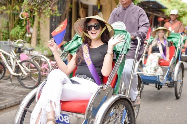 Các người đẹp thế giới đi xích lô dạo phố cổ Hội An