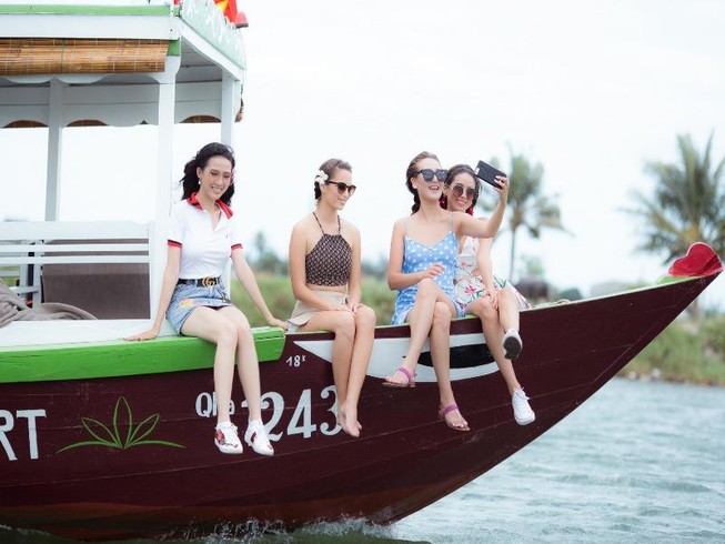 Tân hoa hậu Phan Thị Mơ chèo thuyền thúng, đi cà kheo