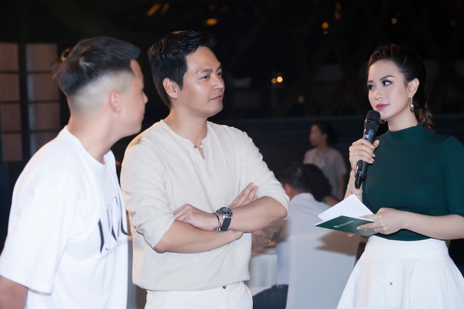 Á hậu Diễm Trang khoe sắc, khoe tiếng Anh