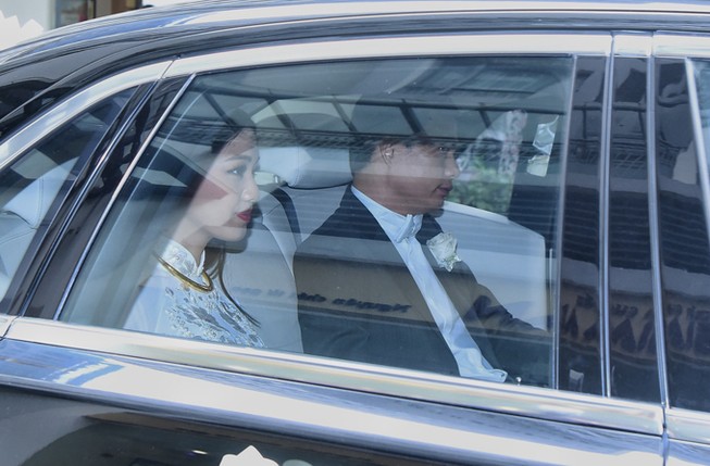 Á hậu Thanh Tú lên xe hoa bằng Rolls Royce cùng dàn xe 60 tỉ