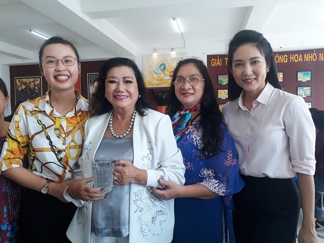 Hình ảnh nghệ sĩ giổ tổ tưng bừng ở các sân khấu kịch TP.HCM