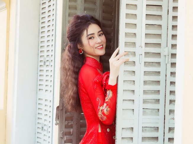 Ngắm vẻ đẹp thiếu nữ của á hậu Lý Kim Thảo trong áo dài tết